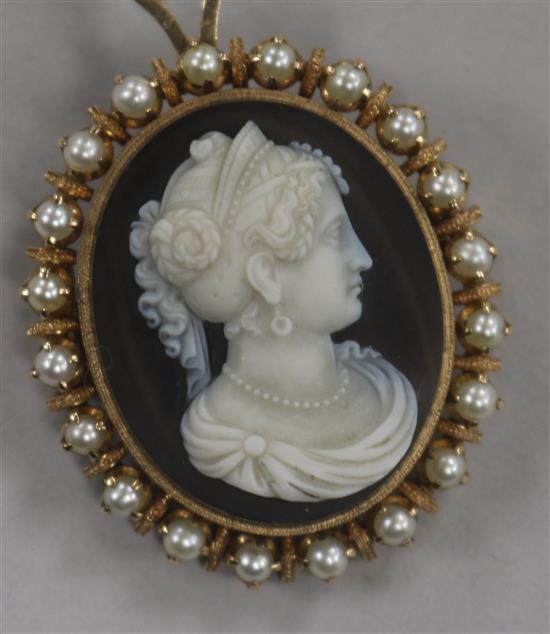 A yellow metal and cultured pearl mounted hardstone oval cameo pendant brooch, 38mm.